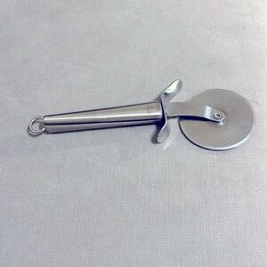 EUC - Oneida - Stainless Steel Pizza Wheel
